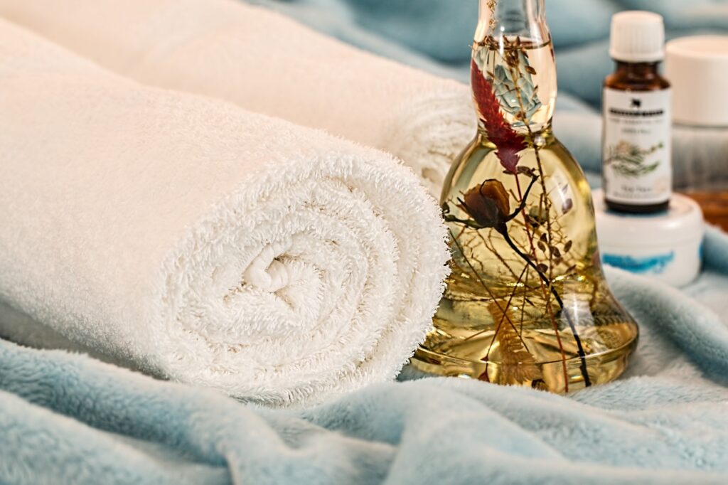 Massage therapy, essential oils, Hello Beauty Roma
